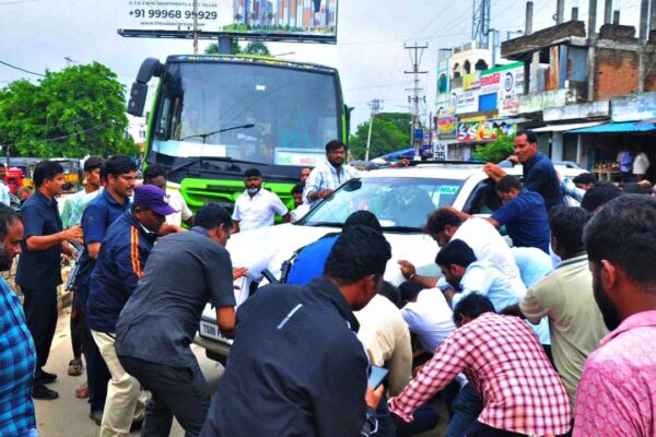 బీఆర్‌ఎస్ ఎమ్మెల్యే కారుపై దాడి: ఖమ్మంలో ఉద్రిక్తత